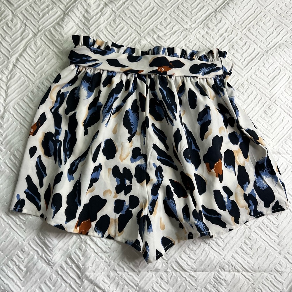 Shorts SHEIN. Size M,6. Leopard print colors. Elastic waist. Soft material.